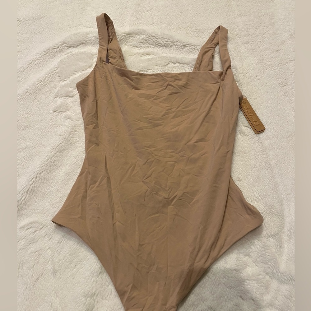 BNWT SKIMS FITS EVERYBODY BODYSUIT SQUARE NECK SLEEVE LESS COLOR CLAY SIZE SMALL